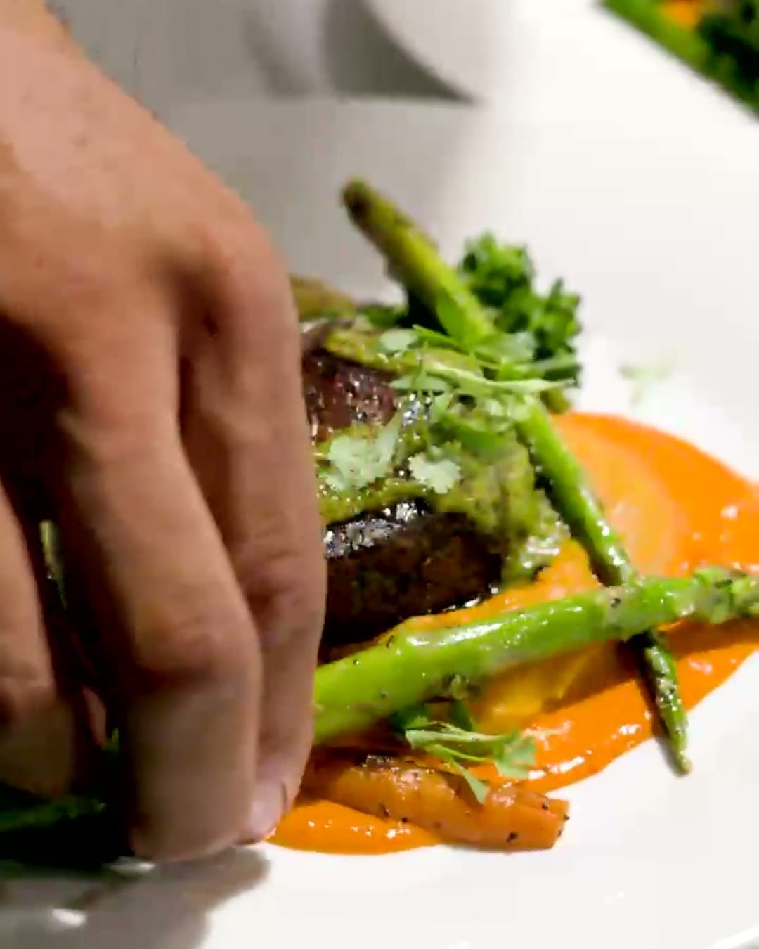 Plating steak with asparagus