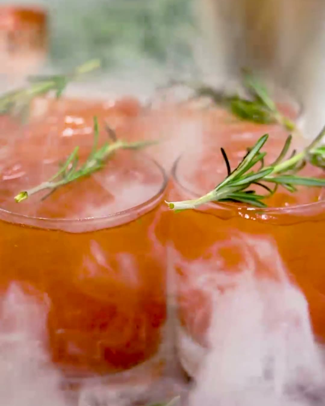 Cocktails with rosemary under a veil of smoke